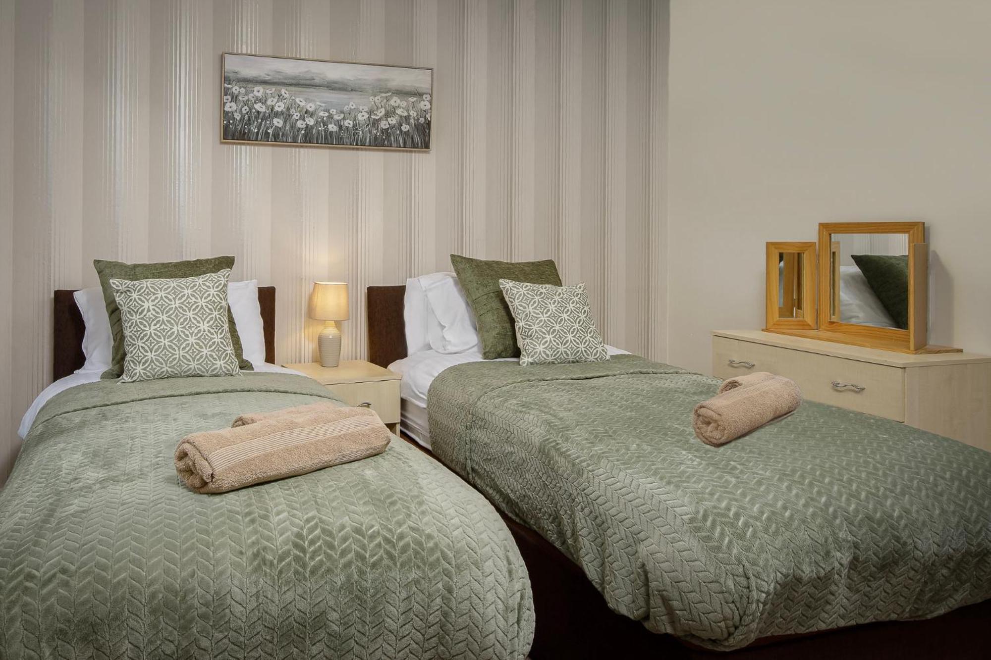Arnside - Spacious 10-Bedroom Seaside Cottage ブラックプール エクステリア 写真