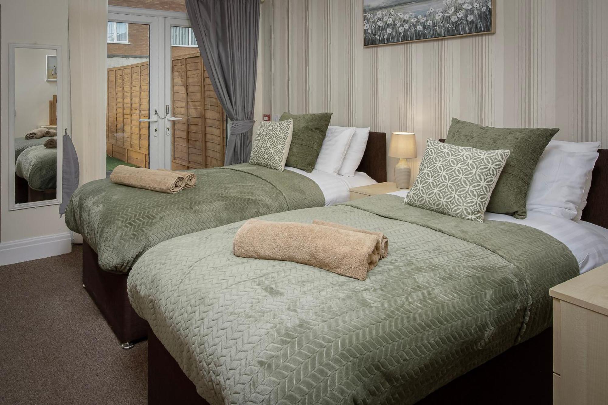 Arnside - Spacious 10-Bedroom Seaside Cottage ブラックプール エクステリア 写真