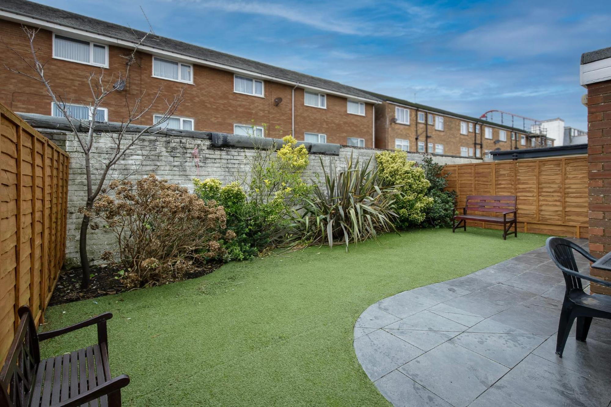 Arnside - Spacious 10-Bedroom Seaside Cottage ブラックプール エクステリア 写真